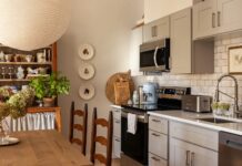 Простий кухонний лайфхак: застилайте ящики рушниками, щоб ловити бруд