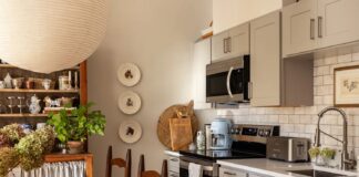 Einfacher Küchen-Hack: Schubladen mit Handtüchern auslegen, um Schmutz aufzufangen