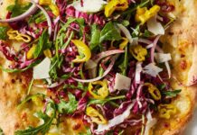 Ідеальна літня вечеря: як приготувати піцу з пікантним салатом