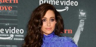 Эмми Россум Появилась на Публике с Естественными Кудрями на Церемонии Награждения PEN America