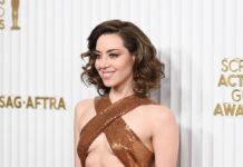 Aubrey Plaza září na červeném koberci, když je těhotná