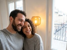 Warum Lachen auf der Couch besser ist als ein 80-Dollar-Date-Abend