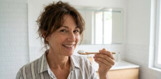 Pourquoi votre haleine matinale revient et comment y remédier avec de l’huile de coco