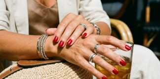 Mengapa Merah Bukan Cat Kuku Terbaik untuk Wanita Di Atas 50 Tahun
